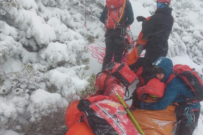 #foto Gorski reševalci na Storžič na pomoč neprimerno opremljenima in podhlajenima pohodnikoma