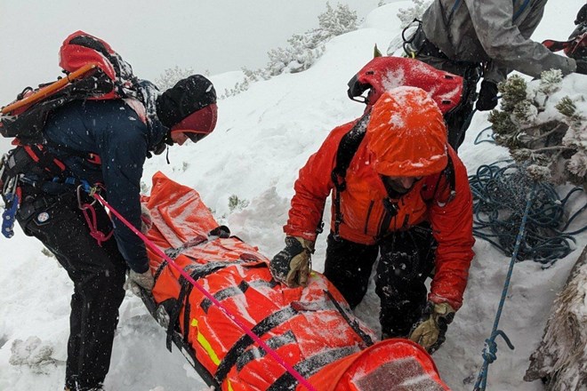 #foto Gorski reševalci na Storžič na pomoč neprimerno opremljenima in podhlajenima pohodnikoma