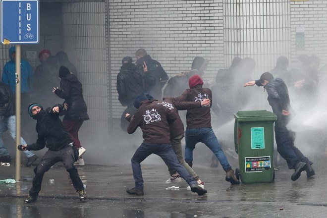 #foto in video: Kmetje v Bruslju zanetili požare, policija uporabila vodne topove

