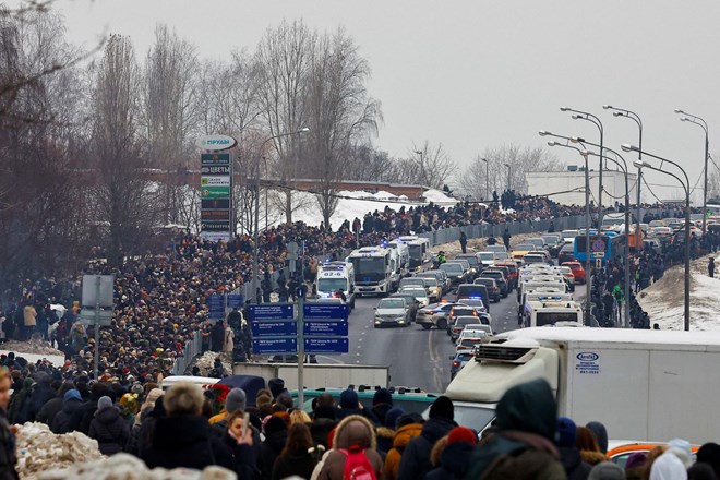 Več tisoč ljudi se je poslovilo od Navalnega