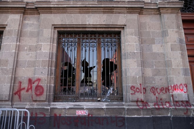 #video #foto V Mehiki protestniki vdrli v predsedniško palačo