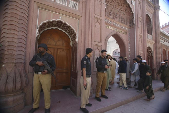Samomorilski napad v Pakistanu terjal življenja sedmih vojakov
