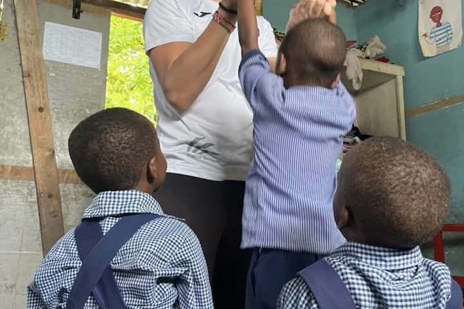 Šolski projekt služenja opravili na Zanzibarju