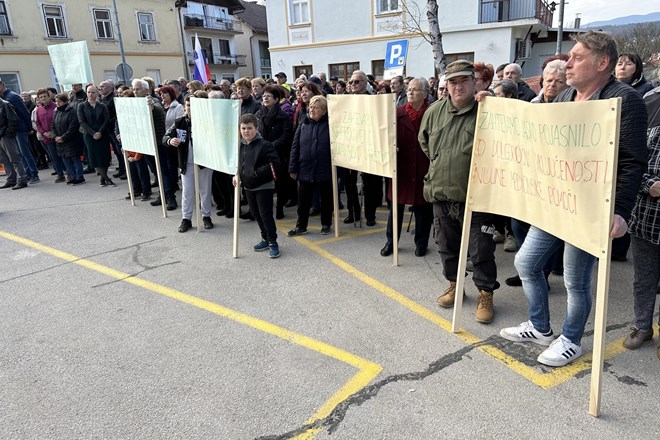 V Metliki s protestnim shodom izrazili nasprotovanje morebitnemu krčenju nujne medicinske pomoči