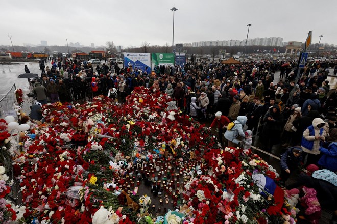 #foto: V Rusiji žalujejo za žrtvami petkovega terorističnega napada