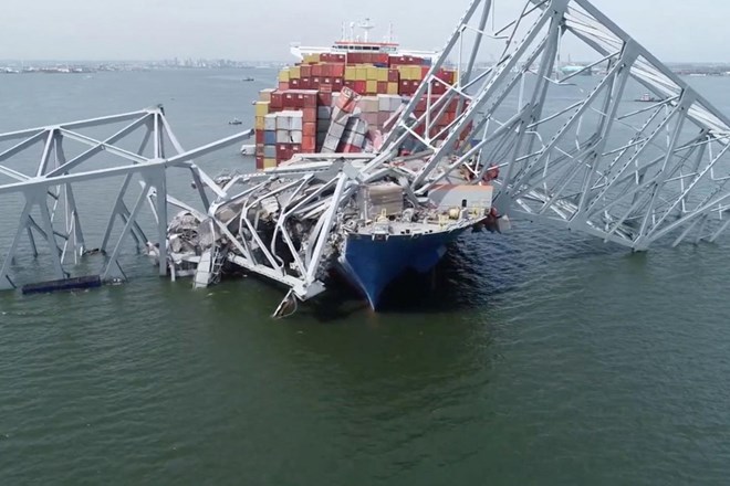 #foto Ladja v most v Baltimorju trčila zarada izgube elektrike, upanja za pogrešane ni več