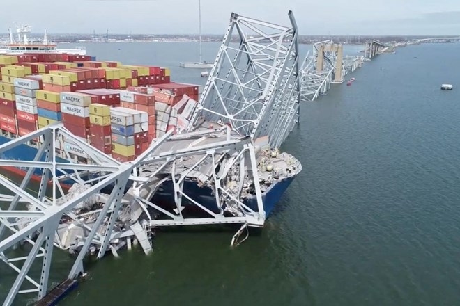 #foto Ladja v most v Baltimorju trčila zarada izgube elektrike, upanja za pogrešane ni več