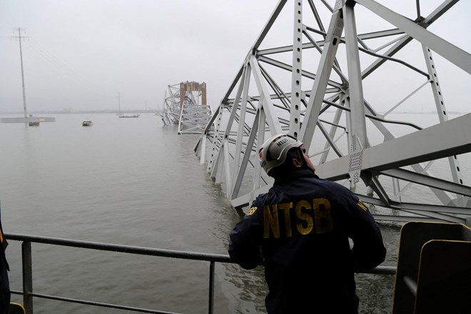 Potapljači našli dve trupli pogrešanih s porušenega mostu pri Baltimoru, pod vodo še vedno več vozil