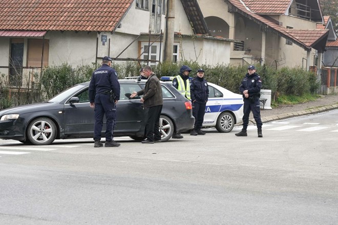 #foto #video Iskanje dveletne Danke: pred hišo bagri, starša spet na policiji