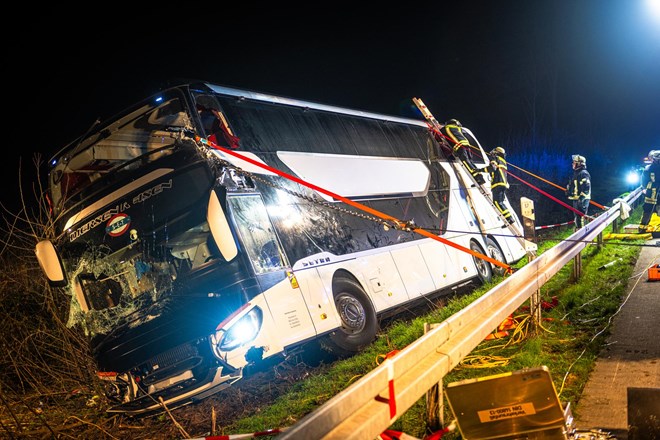 #foto V Nemčiji že druga prometna nesreča avtobusa ta teden; poškodovanih je vsaj 20 dijakov