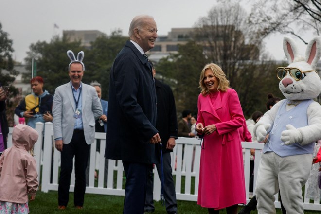 #foto #video Biden pred Belo hišo gostil tradicionalno prireditev otroškega kotaljenja jajc