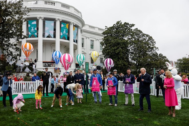 #foto #video Biden pred Belo hišo gostil tradicionalno prireditev otroškega kotaljenja jajc