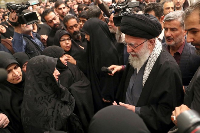 #foto Iran: Več tisoč ljudi na pogrebu pripadnikov revolucionarne garde