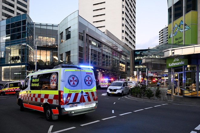 V nakupovalnem središču v Sydneyju moški zabodel več ljudi, med žrtvami tudi dojenček