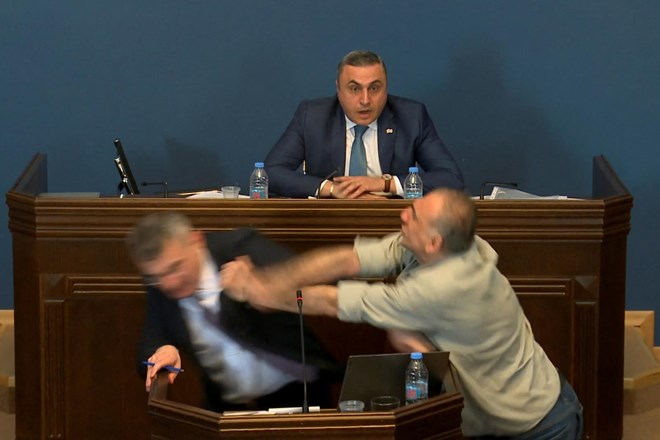#video V gruzijskem parlamentu pele pesti: Zakon o tujih agentih trese državo
