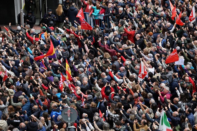 #video V Madridu deset tisoč ljudi na shodu v podporo premierju Sanchezu