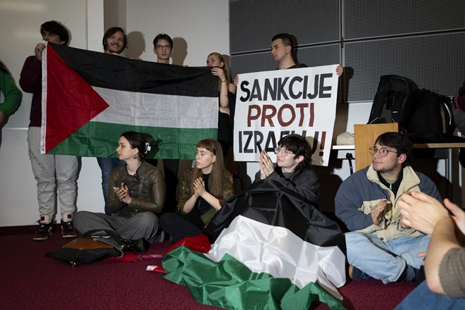 #foto Nadaljevanje zasedbe FDV v podporo Palestincem: Nekateri študenti zasedajo, drugi se brezskrbno zabavajo na Škisovi...