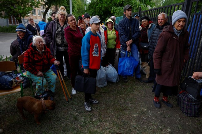 Bitka za Harkiv: na begu več tisoč ljudi, Zelenski odpovedal potovanja, Blinken igra kitaro v Kijevu