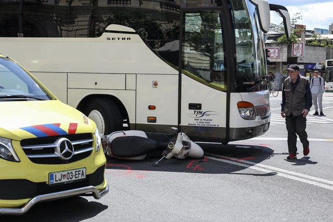 #foto V središču Ljubljane: mopedist po trčenju z avtobusom huje poškodovan
