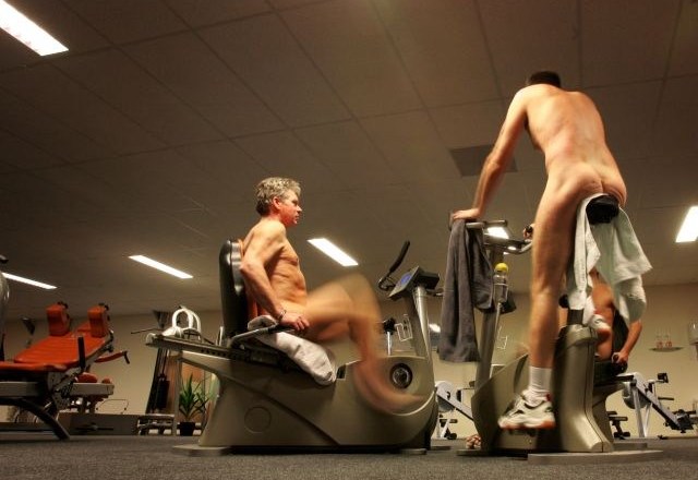 Na povabilo za prvo golo nedeljo v fitnesu se je odzvalo kakih ducat moških srednjih let, ki so telovadili pod budnimi očmi...