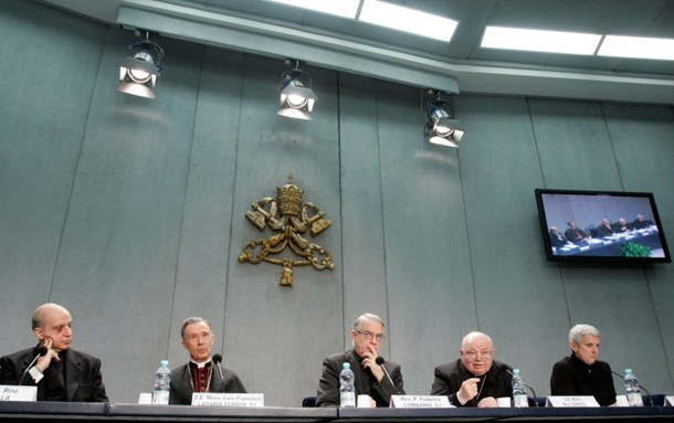 Vatikan je o poročilu o biotehnologiji ostro obsodil raziskave izvornih celic zarodkov in umetno oploditev.