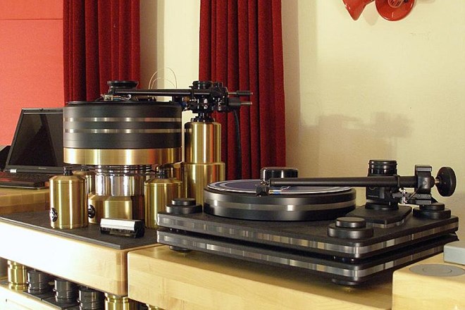 Vrhunski analogni gramofoni in vinilke niso pozabljeni