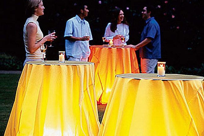 Razsvetljena vrtna miza za večerne užitke na prostem