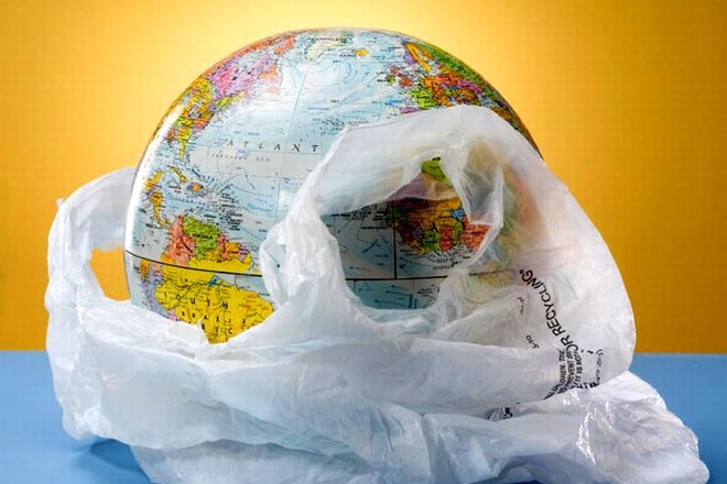 Dejstvo: plastična vrečka se razkroji šele v tisoč letih