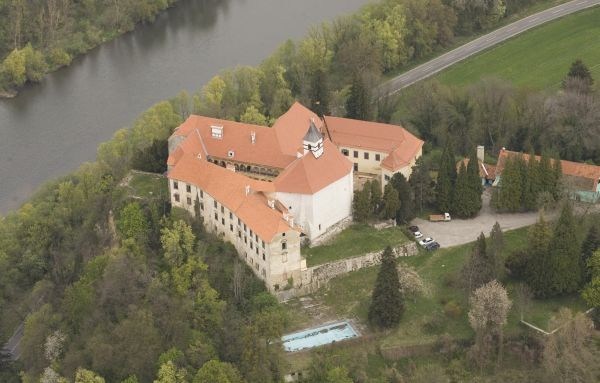 Najdražji grad na seznamu je Borl v Halozah, ki ga lahko novodobni graščaki kupijo za 2,3 milijona evrov, poleg kulturnega...