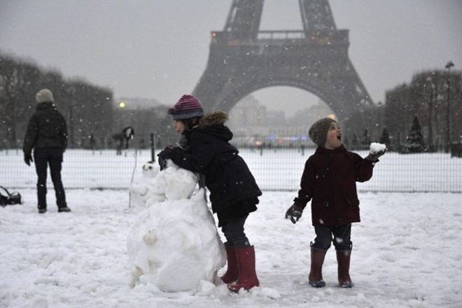 Edini, ki so v francoski prestolnici veseli snega, so otroci.