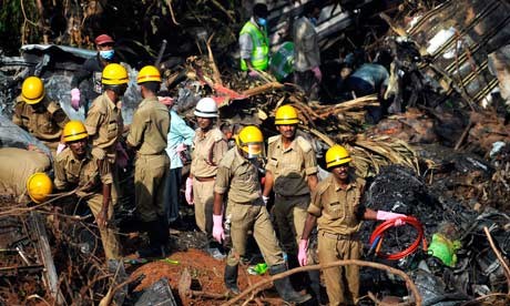 Najhujša nesreča v letu 2010 se je zgodila maja, ko je letalo Boeing 737-800 prevoznika Air India zdrsnilo s steze, pri tem...