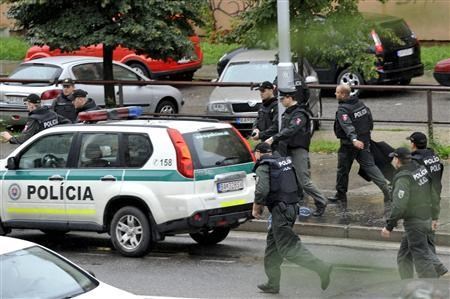 Zaključna akcija se je slovaškim policistom (na fotografiji) ponesrečila, tako da največjih rib niso uspeli prijeti.