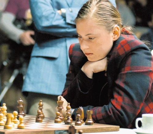 Judit Polgár premišljuje o naslednji potezi na svetovnem šahovskem prvenstvu v Argentini leta 2005.
