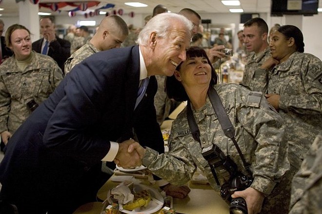 Ameriškega podpredsednika so se razveselili tudi ameriški vojaki.