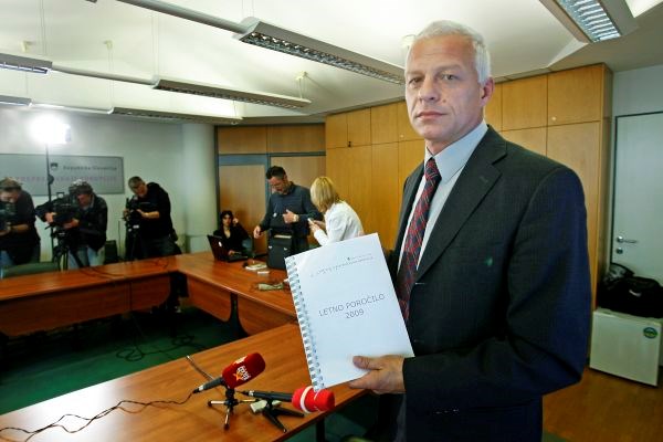 Nekdanji predsednik protikorupcijske komisije Drago Kos je odgovoril na navedbe politikov v strankah SDS in SNS.