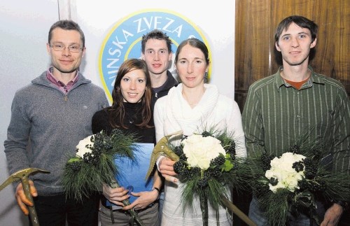 Najprestižnejša priznanja Planinske zveze Slovenije za leto 2010 so prejeli (z leve) Andrej Grmovšek, Mina Markovič, Matic...