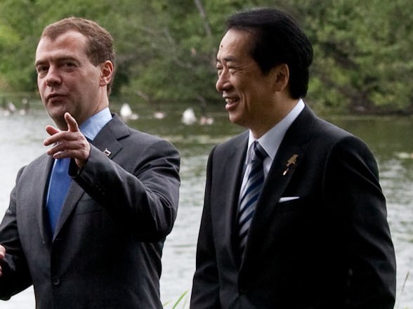 Naoto Kan je pred sprejemanjem reform zamenjal ključne ministre. (na sliki: levo Dmitry Medvedev, desno Naoto Kan)