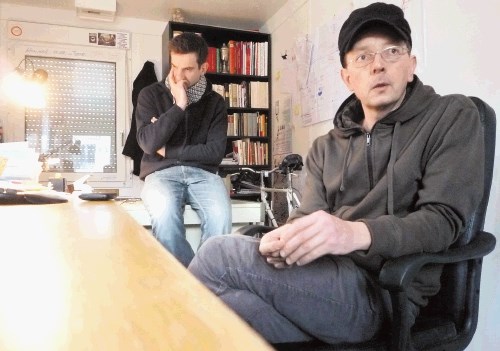 Gregor Kosi, direktor zavoda Pekarna Magdalenske mreže (z leve), in Borut Wenzel se pritožujeta, da  občina ne izpolnjuje...