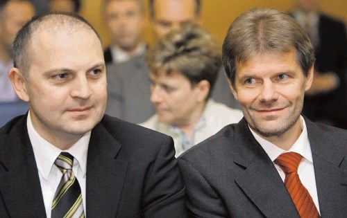 Prejšnja uprava Telekoma Slovenije, ki sta jo vodila Bojan Dremelj (desno) in Dušan Mitič (levo), je svojim partnerjem na...
