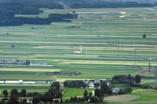 Slovenija zadnja tri desetletja ni bila uspešna pri varovanju najboljših  kmetijskih  zemljišč  pred  pozidavami in...