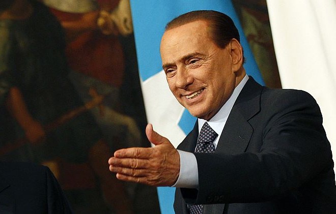 Silvio Berlusconi prejema kritike z vseh strani.