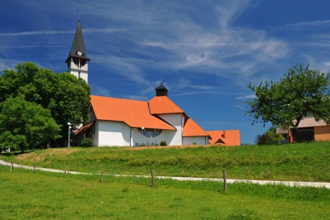 Medtem ko se v Sloveniji cerkev iz gospodarstva umika zaradi bankrotiranih cerkvenih skladov Zvon 1 in Zvon 2, si na Hrvaškem...