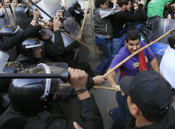 Spopad med policijo in protestniki v Kairu.