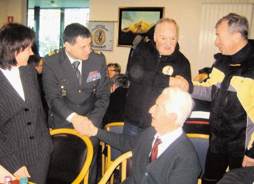 Načelnik generalštaba Slovenske vojske general major Alojz  Šteiner (drugi z leve) je pozdravil Martina Urha (na sredini),...