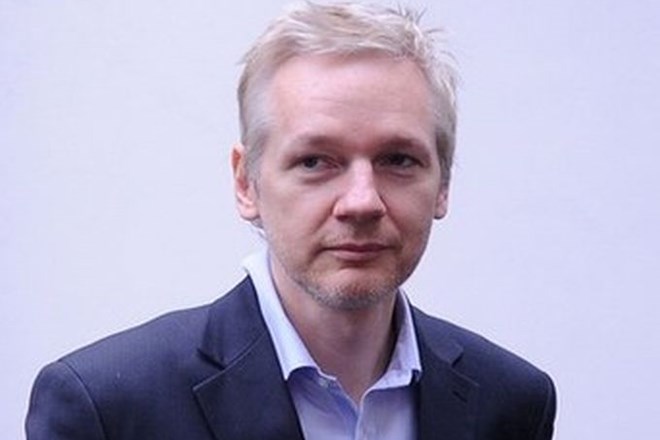 Julian Assange svojega pravega očeta dolgo ni poznal.