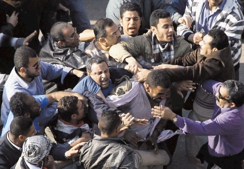 Včeraj je nenadoma izginila sedemdnevna enotnost in Egipčani so se množično spopadli med seboj.