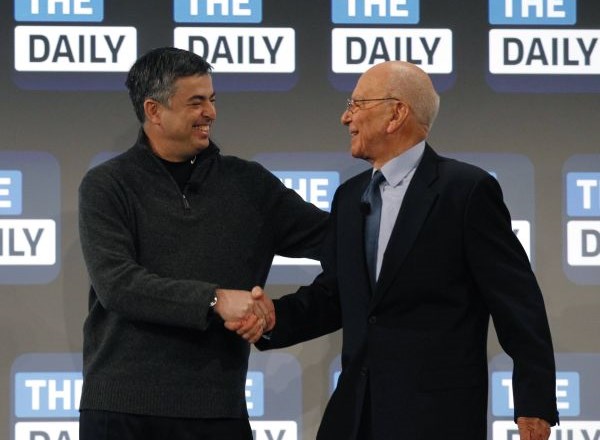 Podpredsednik Applea Eddy Cue (levo) in predsednik News Corpa Rupert Murdoch (desno) si čestitata ob rojstvu novega...