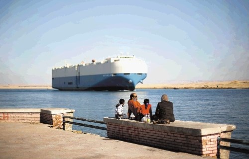 Zaprtje Sueškega prekopa bi imelo katastrofalne posledice za svetovno  gospodarstvo, menijo strokovnjaki.
