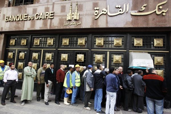 Pred eno od bank v Kairu.