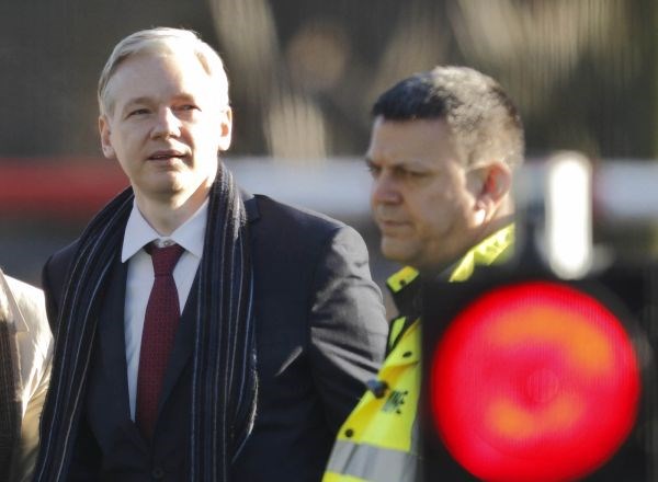Assange danes na sodišču v Londonu nadaljuje boj zoper izročitev Švedski zaradi suma posilstva in spolnega nasilja.
